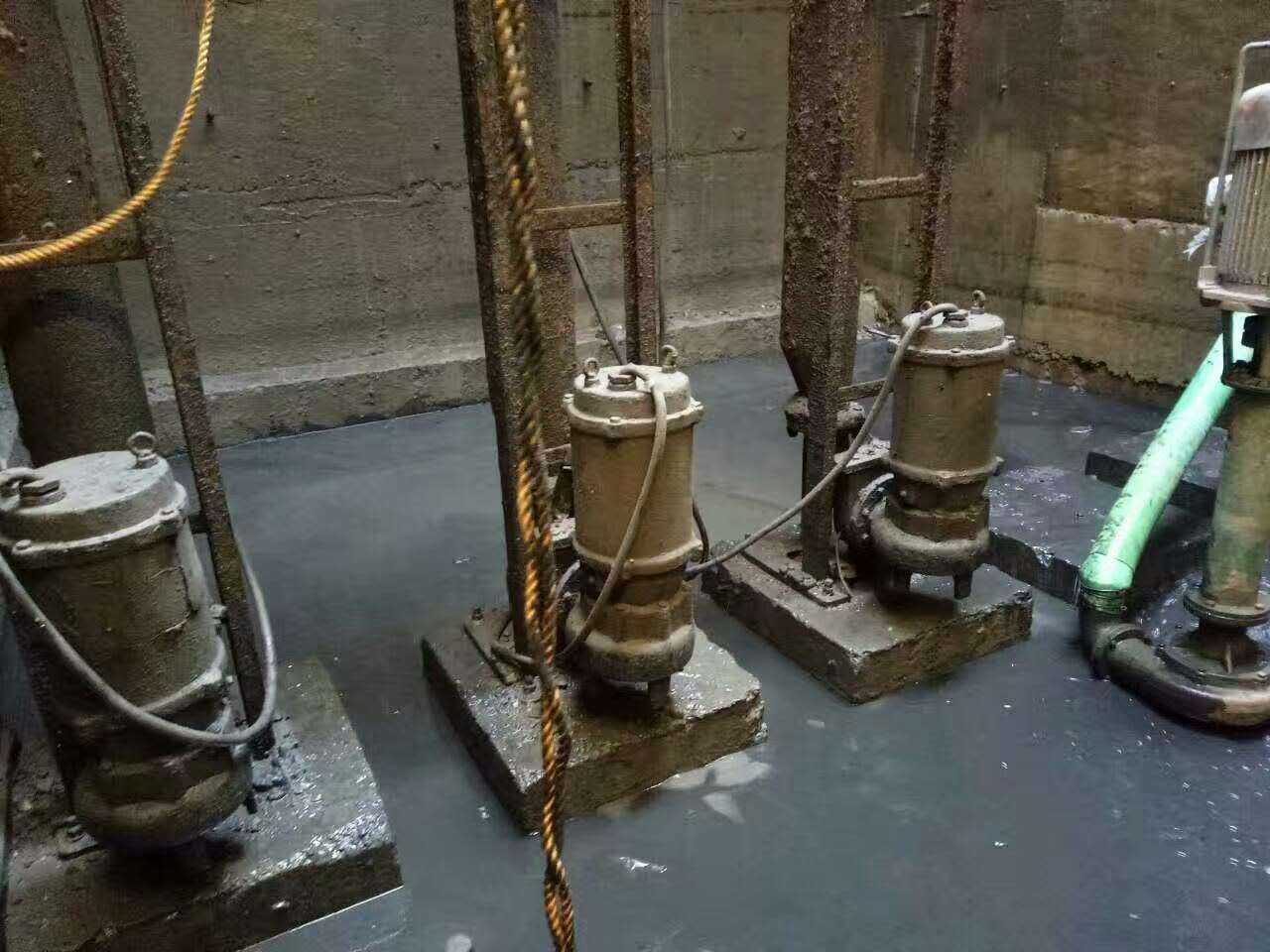 叠彩污水池清理