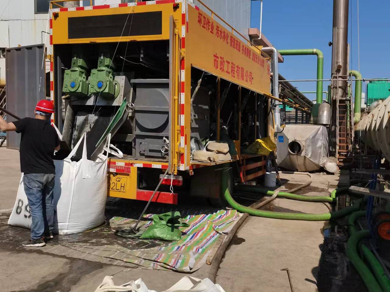 叠彩淤泥压干处理