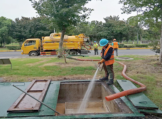 叠彩化油池清理