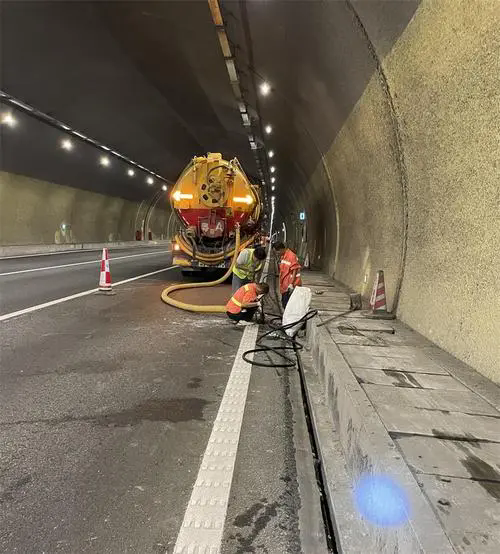 叠彩隧道排水渠清淤